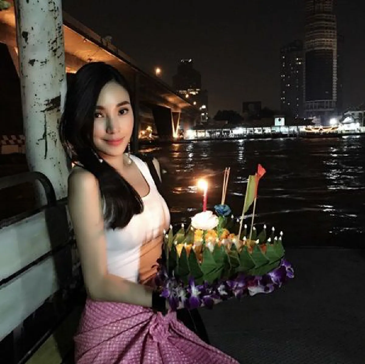 บุญจะส่งให้เราสุขใจ..ส่องภาพดาราคนดังพากันลอยกระทง