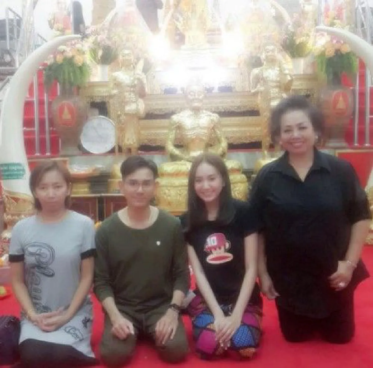 แฟนคลับชมน่ารัก "เอ ไชยา" ควงภรรยา-ลูกสาวลอยกระทง