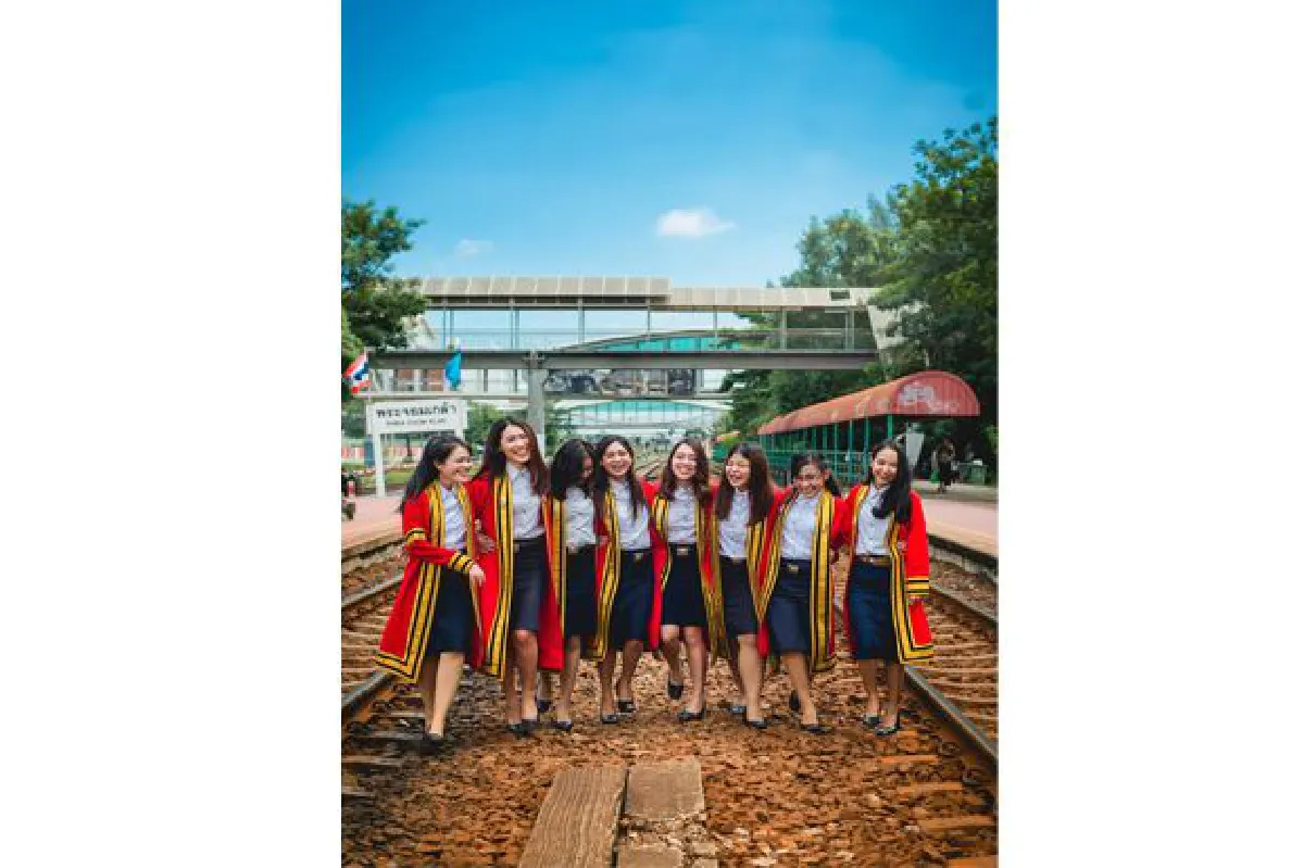 ขอแสดงความยินดีกับดุษฎีบัณฑิต มหาบัณฑิต และบัณฑิต จาก 3 พระจอมเกล้า  ในพิธีพระราชทานปริญญาบัตร ปีการศึกษา 2559