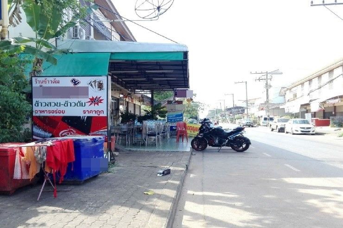 วิจารณ์! ร้านอาหารเมืองสกลฯ ต่อเติมล้ำฟุตบาท วิจารณ์! ร้านอาหารเมืองสกลฯ ต่อเติมล้ำฟุตบาท