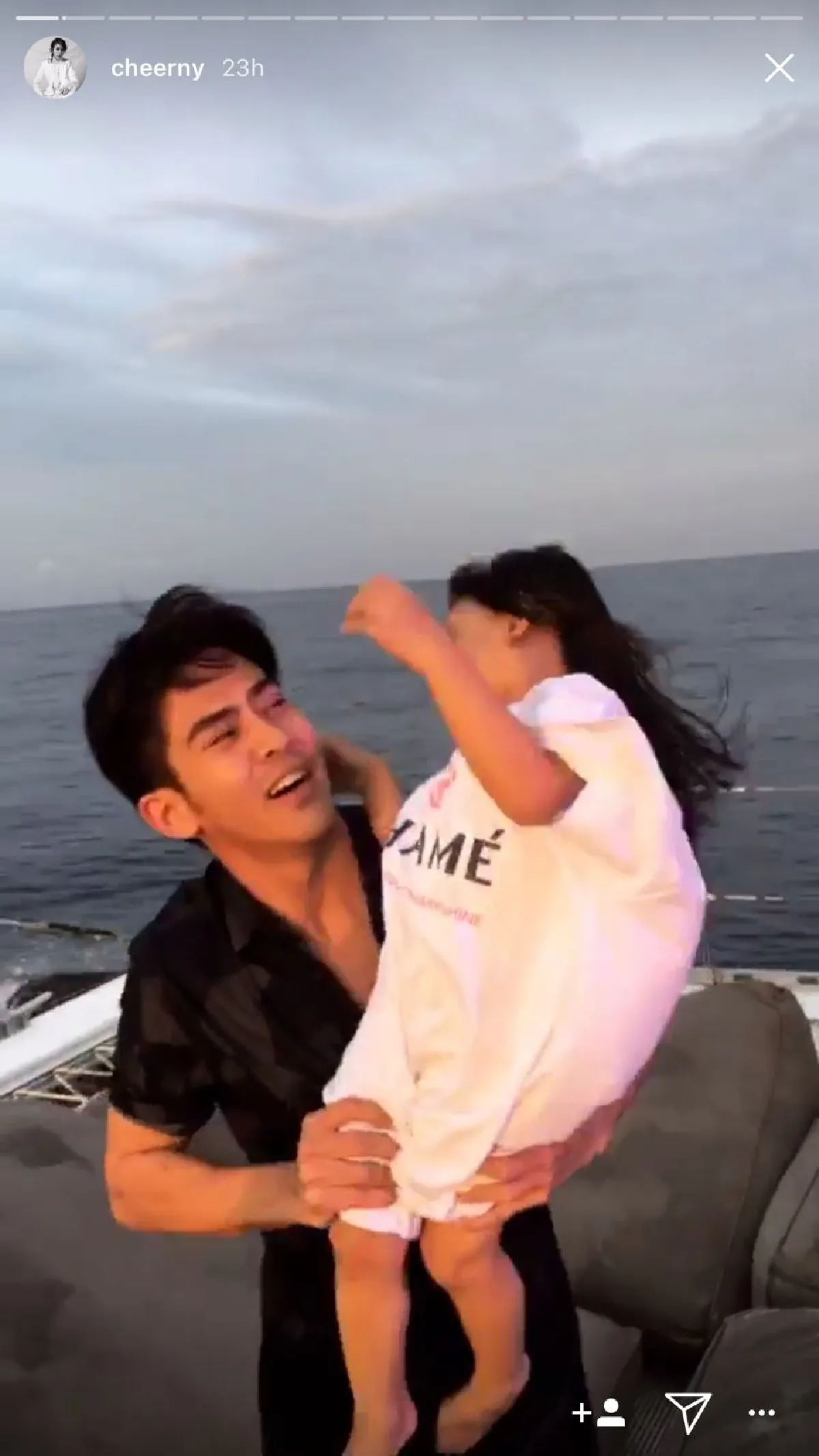 พ่อหมี-แม่หมี...“เชียร์ -เต้ย” ควงกันเที่ยวทะเลพักผ่อน