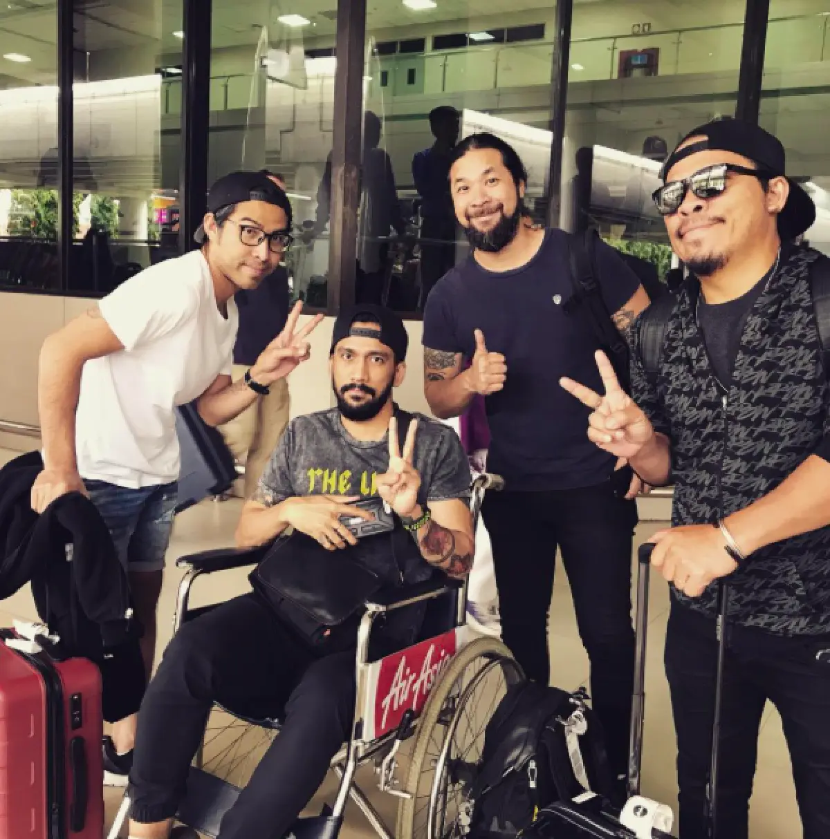 เวทีทะลุ!!  “เจ๋ง บิ๊กแอส” เกิดอุบัติเหตุขณะเล่นคอนเสิร์ต