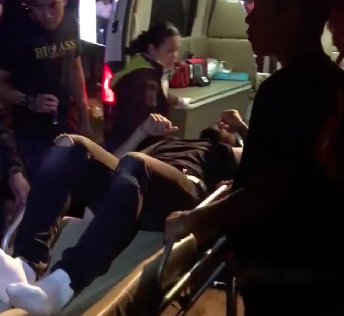 เวทีทะลุ!!  “เจ๋ง บิ๊กแอส” เกิดอุบัติเหตุขณะเล่นคอนเสิร์ต