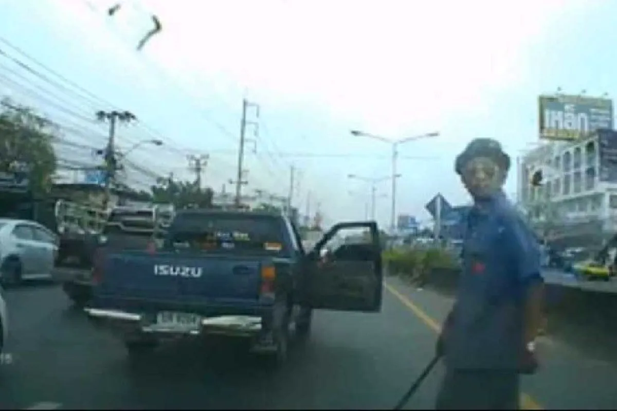 เหยื่อหนุ่มกระบะในคลิปกร่างโผล่อีกราย เผยเจอถือไม้ลงมาขู่กลางถนน