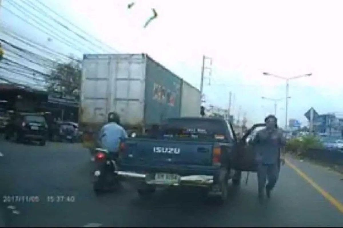 เหยื่อหนุ่มกระบะในคลิปกร่างโผล่อีกราย เผยเจอถือไม้ลงมาขู่กลางถนน