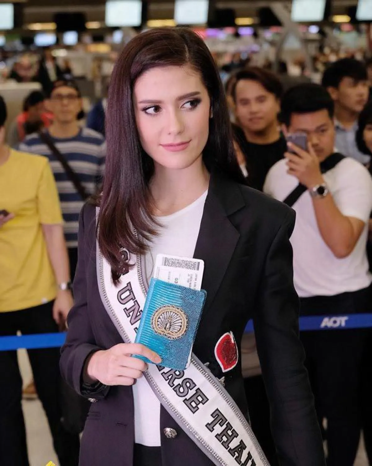 พร้อมชิงมงกุฎมิสยูนิเวิร์ส 2017  “มารีญา” ตื้นตัน! พระองค์หญิงฯ ประทานชุดและพาสปอร์ตแจ็กเก็ตให้