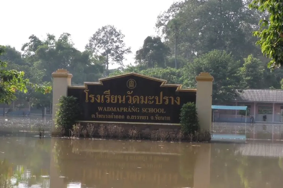นร.ดีใจน้ำลดผอ.รร.วัดมะปรางทำบิ๊กคลีนนิ่งรับเปิดเรียน