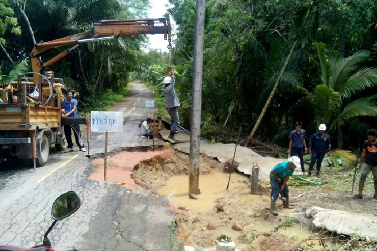 ฝนถล่มเมืองคอนน้ำกัดเซาะถนนเชื่อมหมู่บ้านพัง ฝนถล่มเมืองคอนน้ำกัดเซาะถนนเชื่อมหมู่บ้านพัง