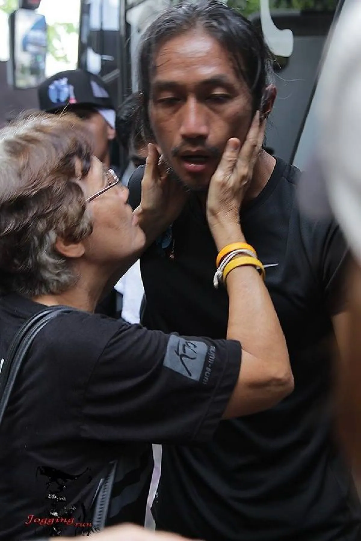 ภาพโมเมนต์ประทับใจ "คุณแม่ประนอม” หอมแก้มลูกชาย "ตูน บอดี้สแลม" คอยส่งกำลังใจให้