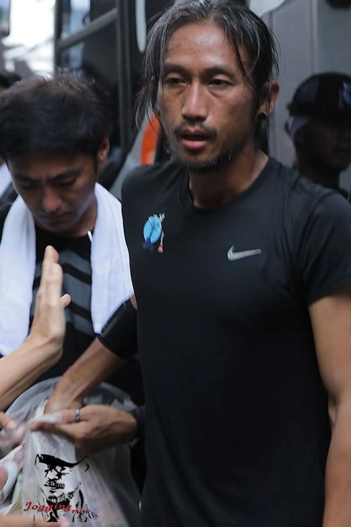 ภาพโมเมนต์ประทับใจ "คุณแม่ประนอม” หอมแก้มลูกชาย "ตูน บอดี้สแลม" คอยส่งกำลังใจให้