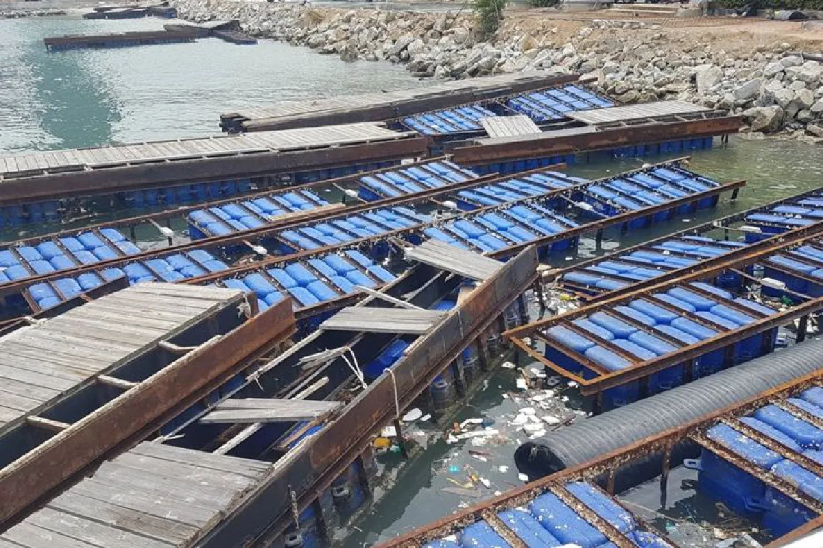 ซากทุ่นโครงการที่จอดเรือมูลค่านับล้านถูกกองทิ้งเกลื่อน