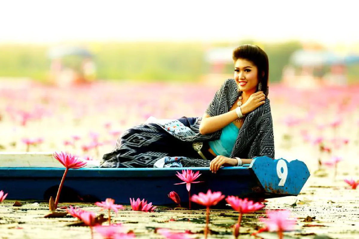 'ทะเลบัวหลวงผูจื่อเฮย' ปะทะ 'ทะเลบัวแดงหนองหาน'