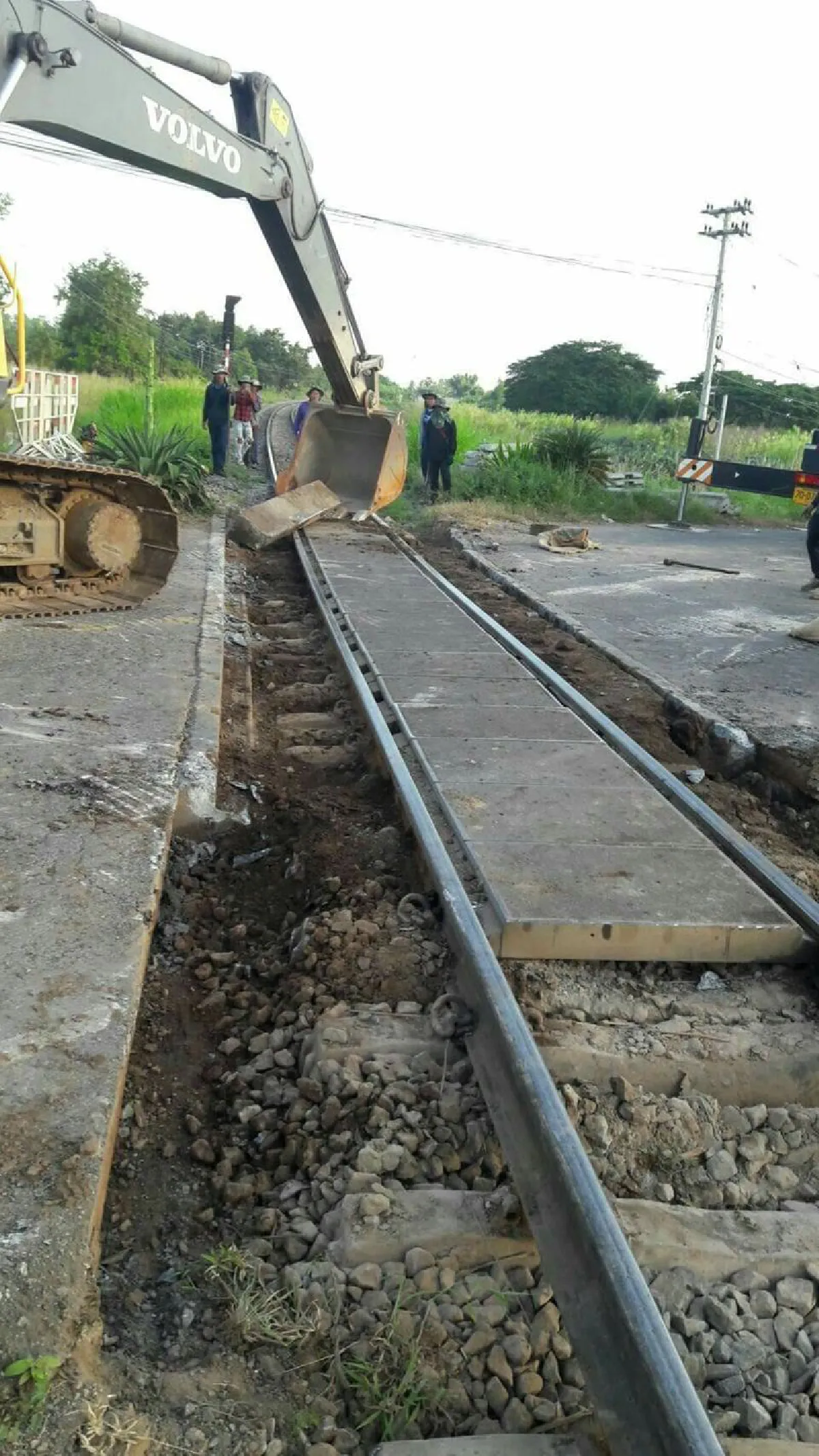 รถไฟสายเหนือชะงัก!โบกี้บรรทุกปูนตกรางที่พิจิตร