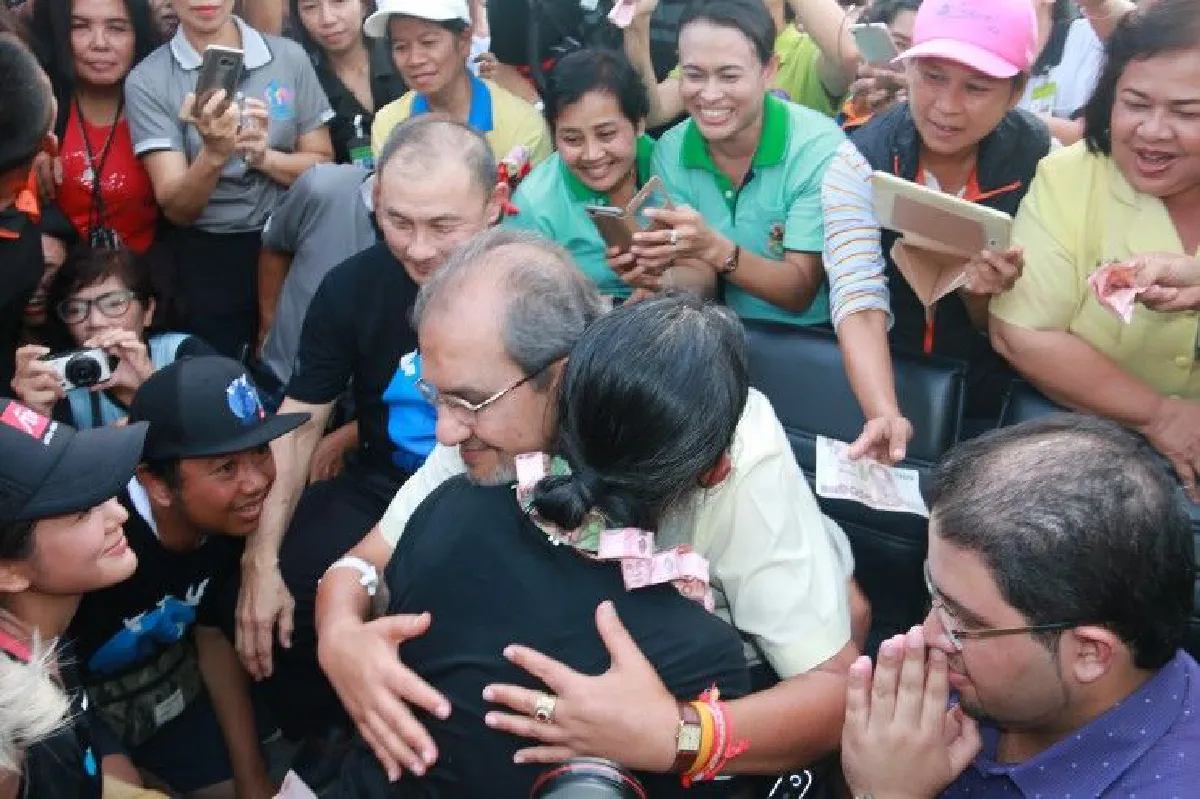 นาทีประทับใจ! จิมมี่เศรษฐีใจบุญปลดสายสิญจน์จากข้อมือมอบให้"ตูน"
