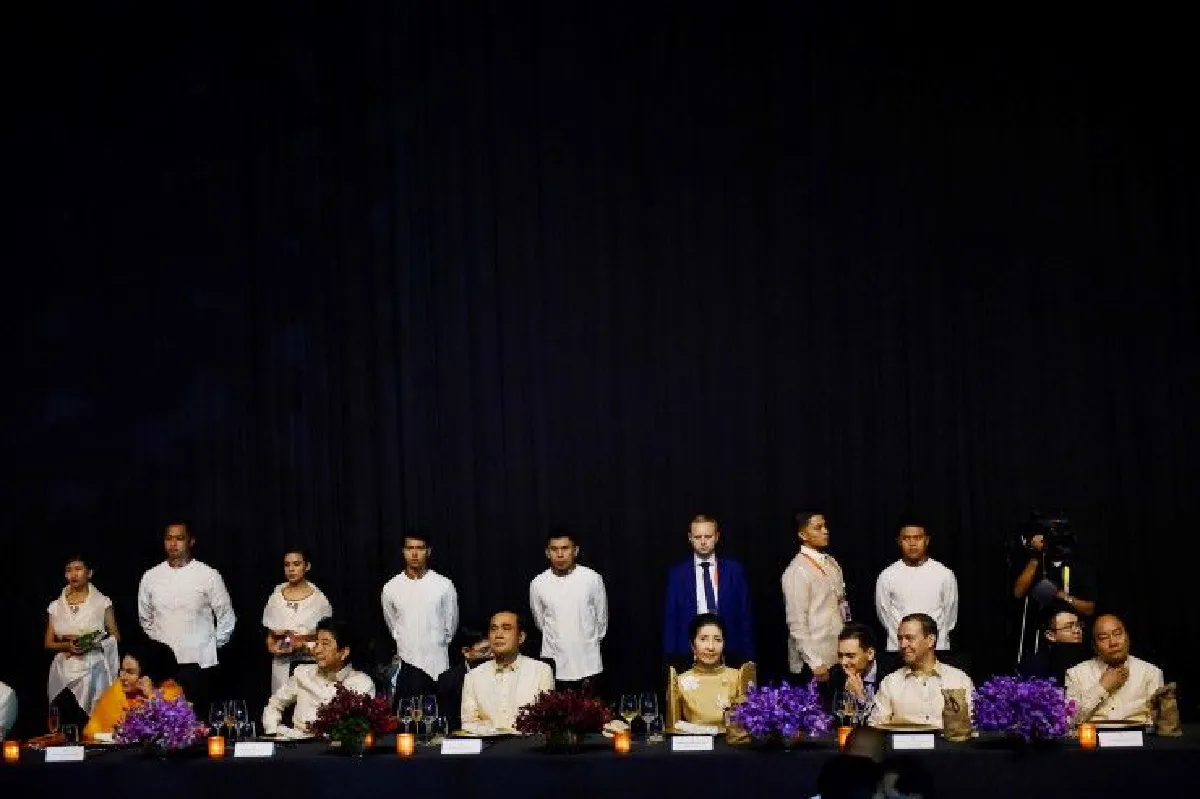 "บิ๊กตู่"พบ ดูเตอร์เต ร่วมงานเลี้ยงอาหารค่ำประชุมสุดยอดอาเซียน