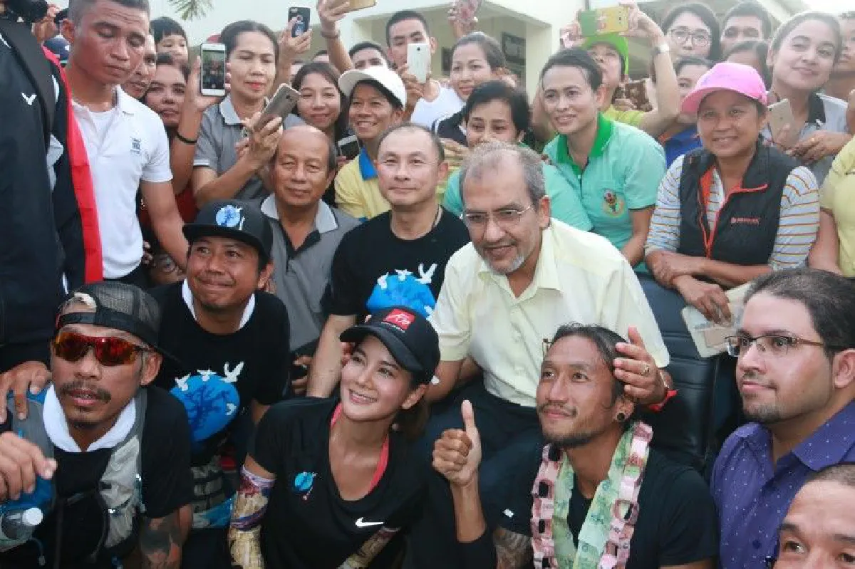 นาทีประทับใจ! จิมมี่เศรษฐีใจบุญปลดสายสิญจน์จากข้อมือมอบให้"ตูน"