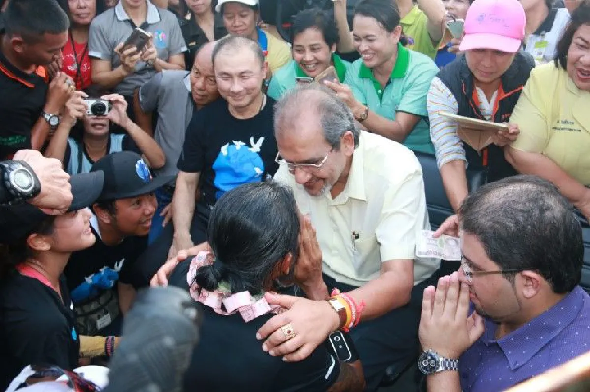 นาทีประทับใจ! จิมมี่เศรษฐีใจบุญปลดสายสิญจน์จากข้อมือมอบให้"ตูน"