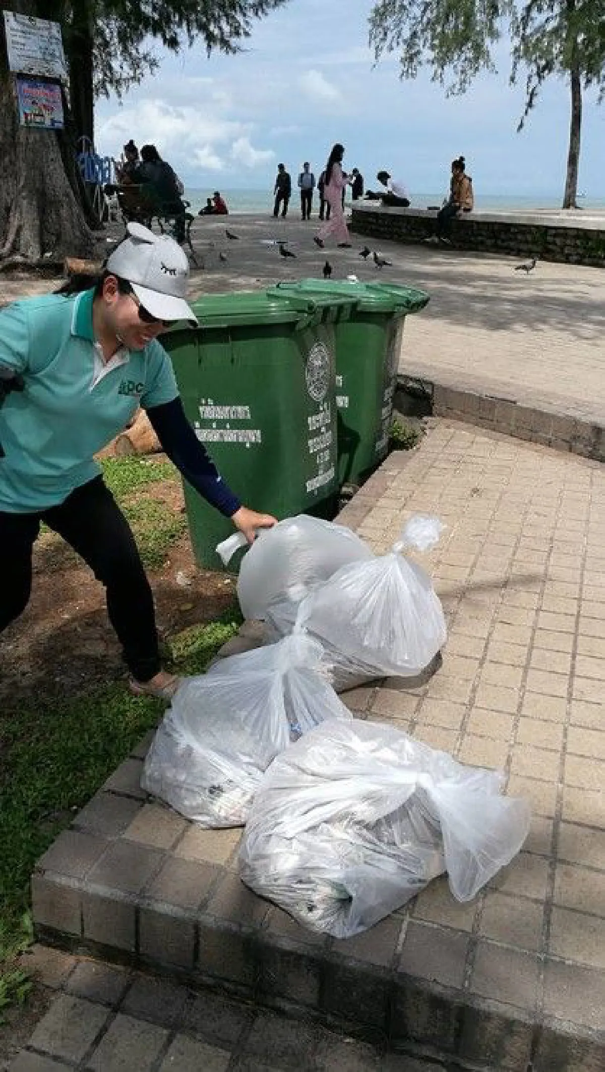 "วิศวะ ม.อ." จัดการขยะบนชายหาดด้วย "หุ่นยนต์เก็บขยะ" พบขวดเป็นร้อย
