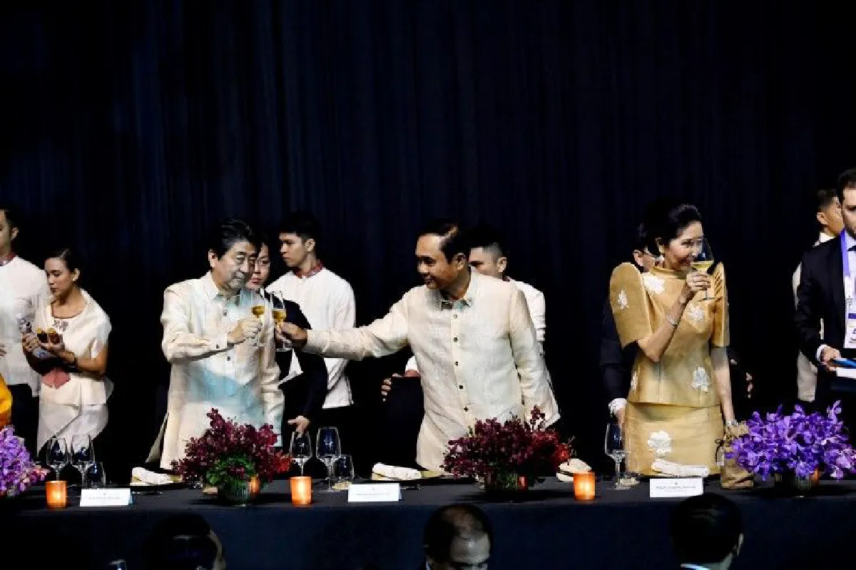 "บิ๊กตู่"พบ ดูเตอร์เต ร่วมงานเลี้ยงอาหารค่ำประชุมสุดยอดอาเซียน