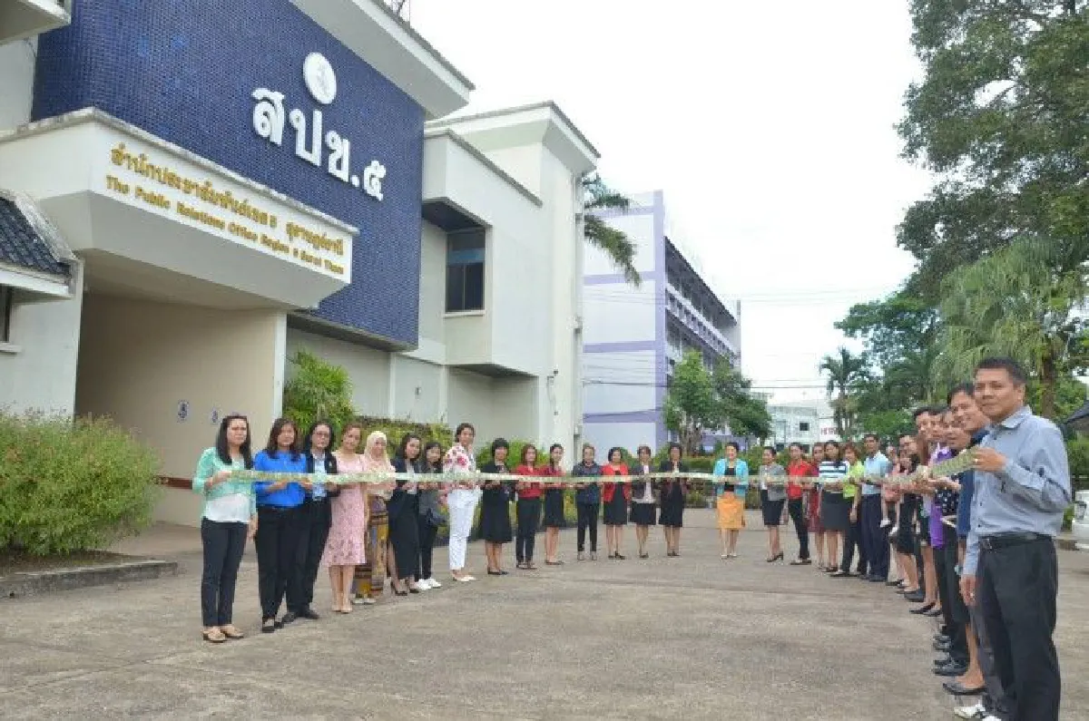 สมเด็จพระเจ้าอยู่หัวพระราชทานสิ่งของให้กำลังใจ "ตูน"และคณะนักวิ่ง