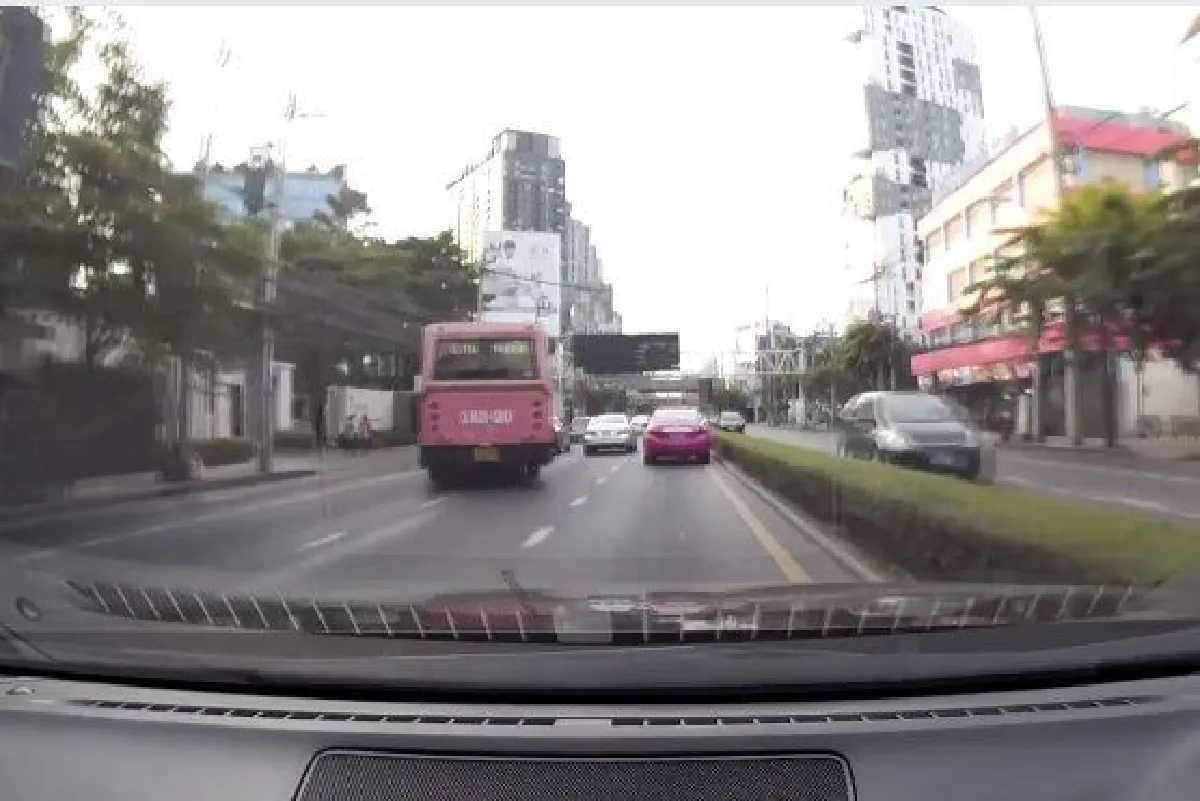 ซิ่งไม่แคร์ผู้โดยสาร! ชาวบ้านเผยคลิปสาย 182 ปาดกระจายบนถนน