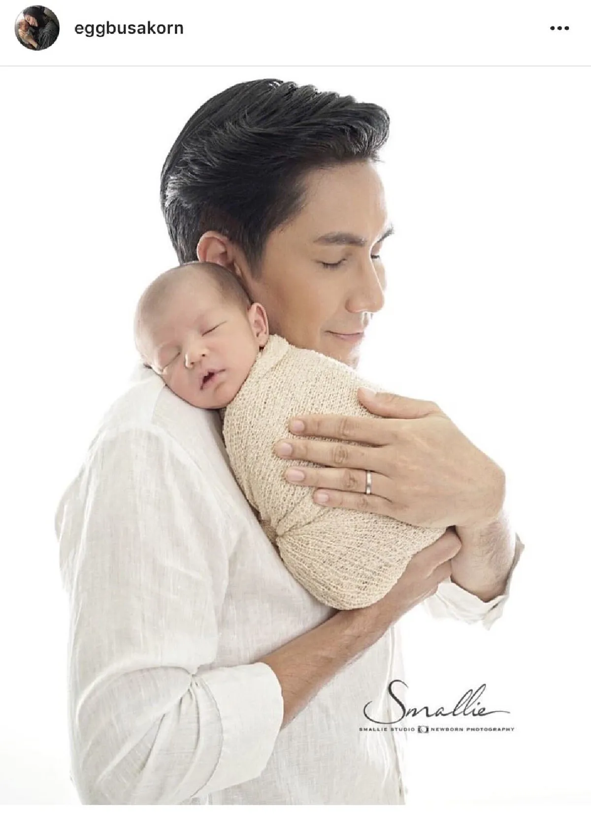 สุดอบอุ่น! “กัปตัน-เอ้ก” อุ้ม “น้องดิน" ถ่ายภาพครอบครัว