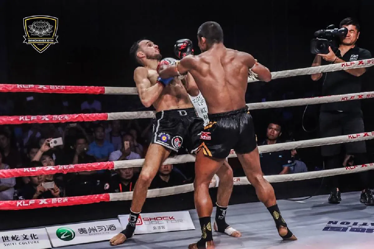 บัวขาวสาวหมัดน็อค"นักชกกังหัน"(มีคลิป)