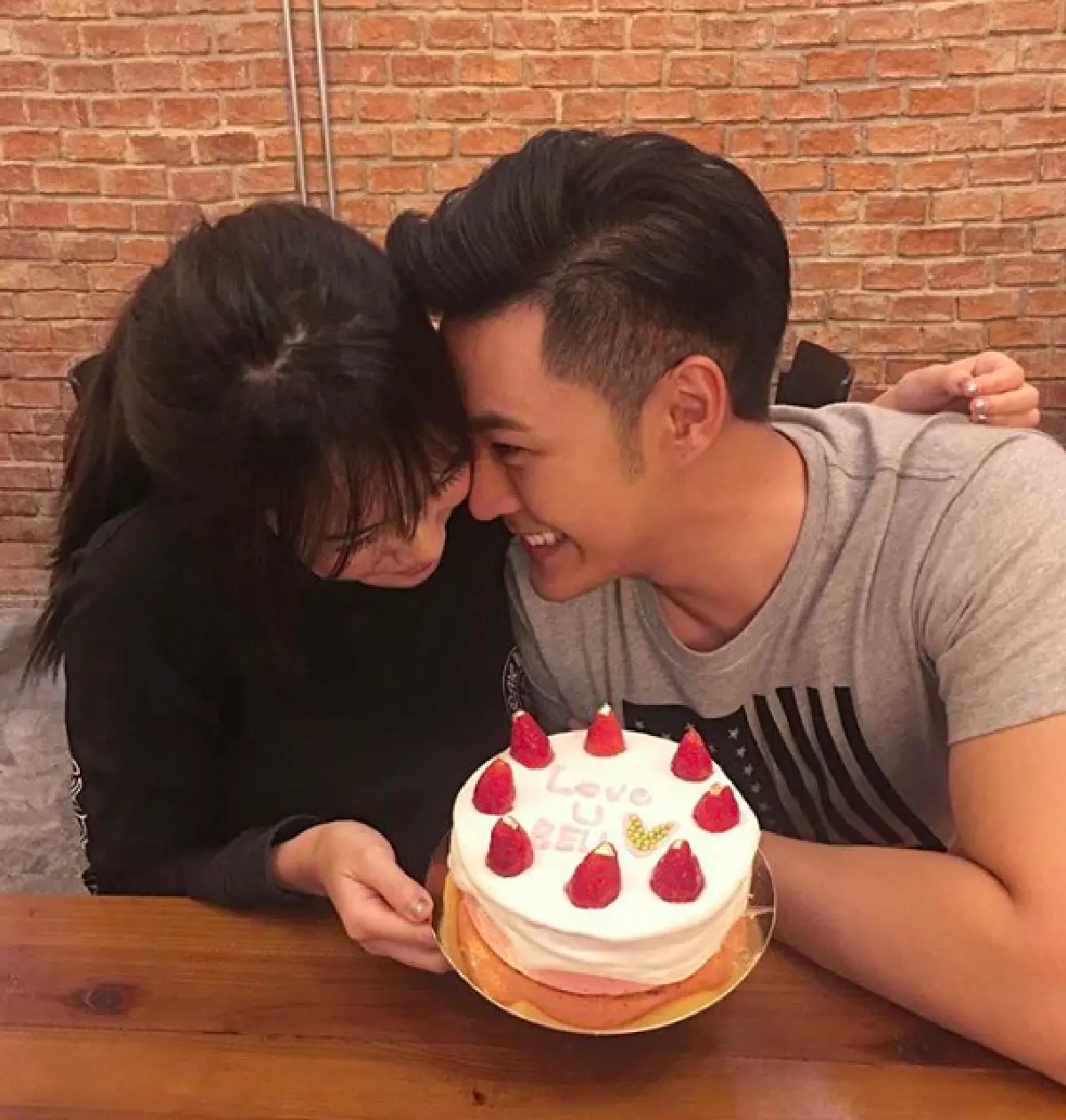 ส่องภาพหวาน “แอมป์ พีรวัศ” กับแฟนสาวสุดเซ็กซี่ลูกครึ่งญี่ปุ่น