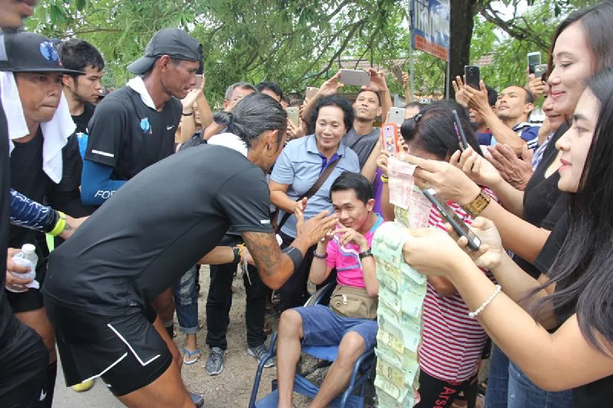 ชาวสุราษฎร์ธานีต่อแบงก์ยี่สิบยาวเกิน2กม.รอรับตูน