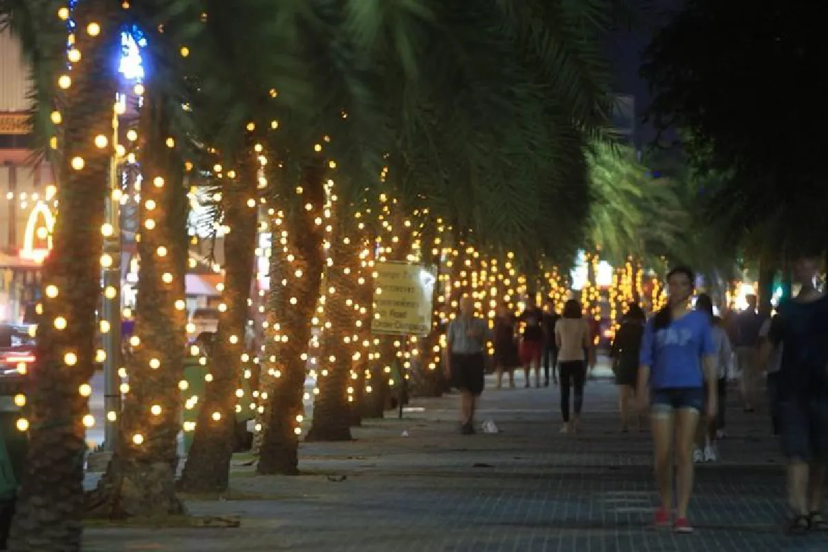 พัทยาประดับไฟริมชายหาดรับสวนสนามทางเรือนานาชาติ