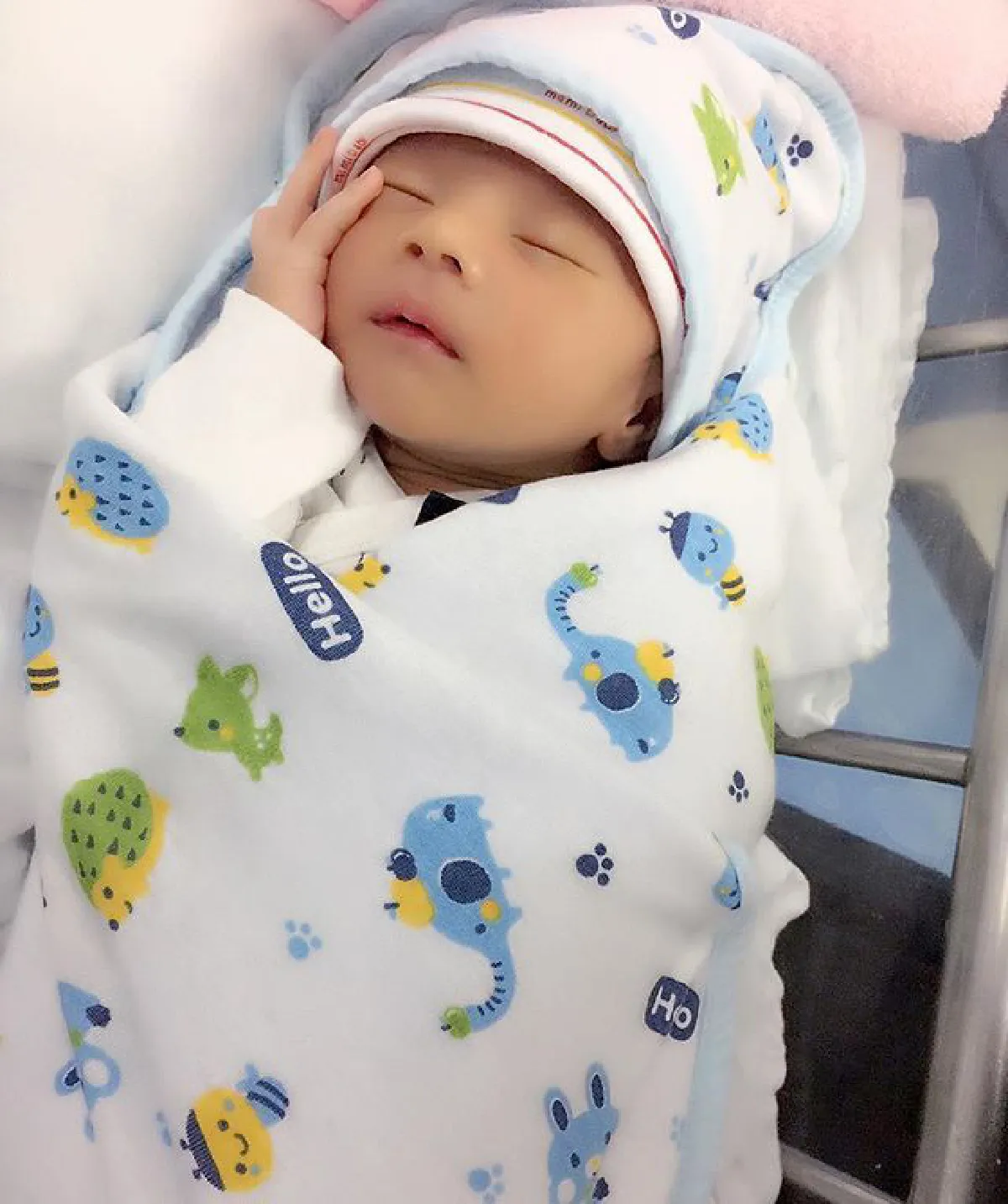 กุญแจซอล ขอโฟกัสที่ลูก! โพสต์ภาพอุ้มลูกชายเคียงข้างสามีสุดอบอุ่น