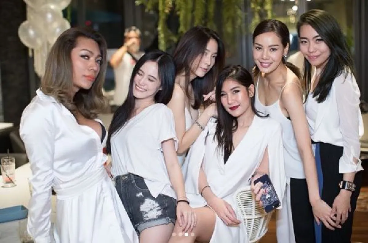 สวยหล่อมากันเพียบ! รวมภาพปาร์ตี้วันเกิด 26 ปี พอร์ช ศรัณย์