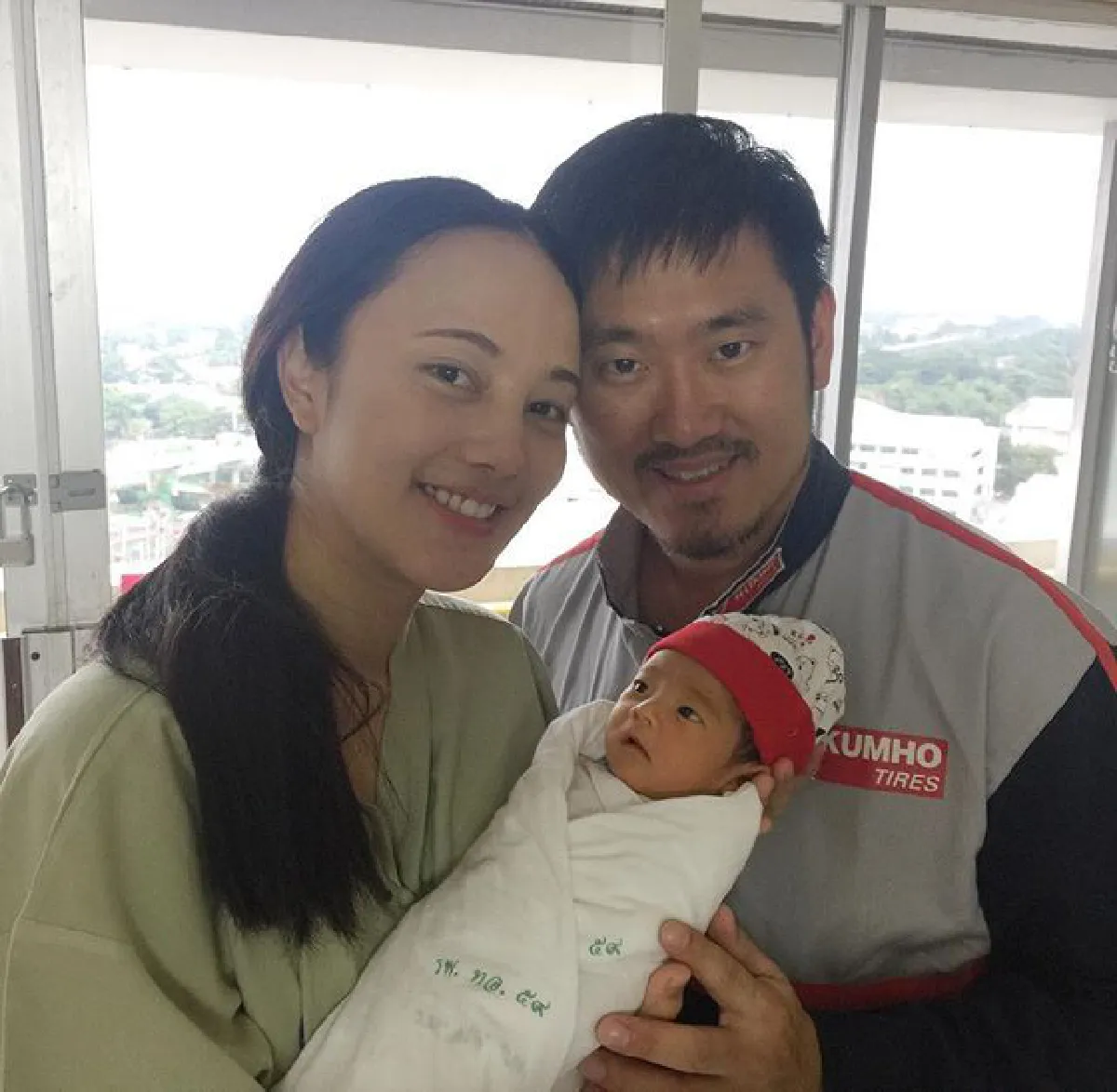 กุญแจซอล ขอโฟกัสที่ลูก! โพสต์ภาพอุ้มลูกชายเคียงข้างสามีสุดอบอุ่น