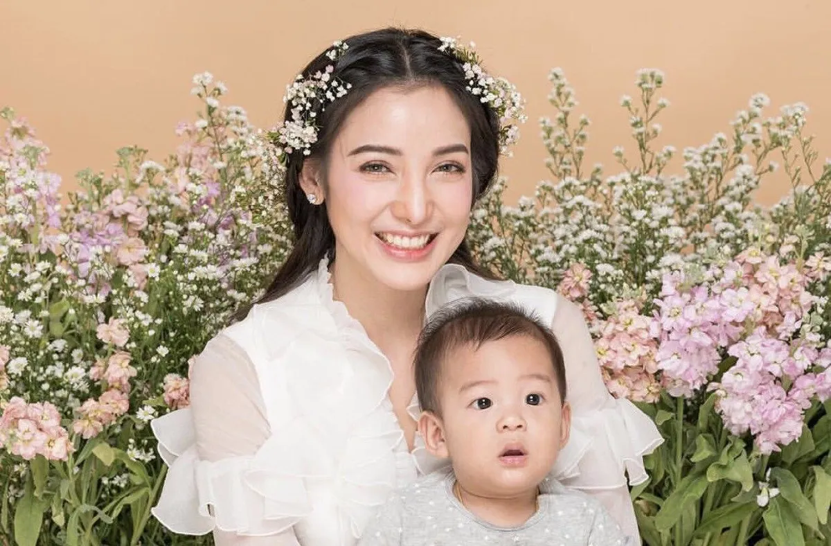 แม่แพท-น้องเรซซิ่ง ควงคู่ถ่ายแบบท่ามกลางดอกไม้ น่ารักสดใสแพ็คคู่
