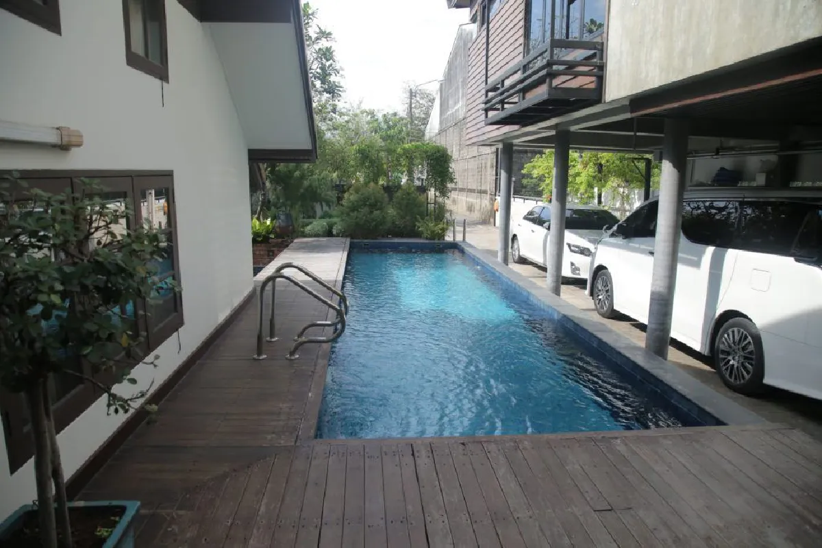 เปิดบ้านแสนร่มรื่น ของนักแสดงรุ่นใหญ่ “ท็อป ดารณีนุช” พร้อมห้องพระสีทองอร่ามตา