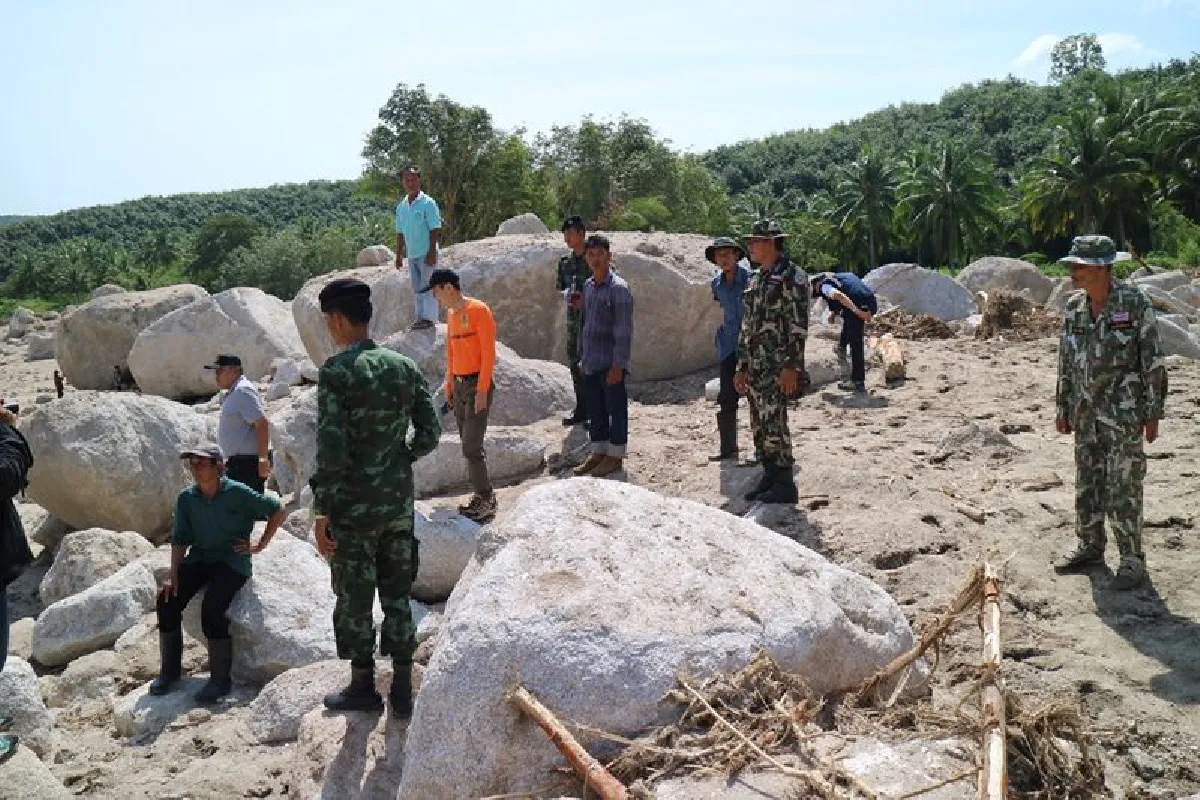 ทับสะแกเจอหินถล่มห้ามคนเซลฟี่ไม่ปลอดภัย