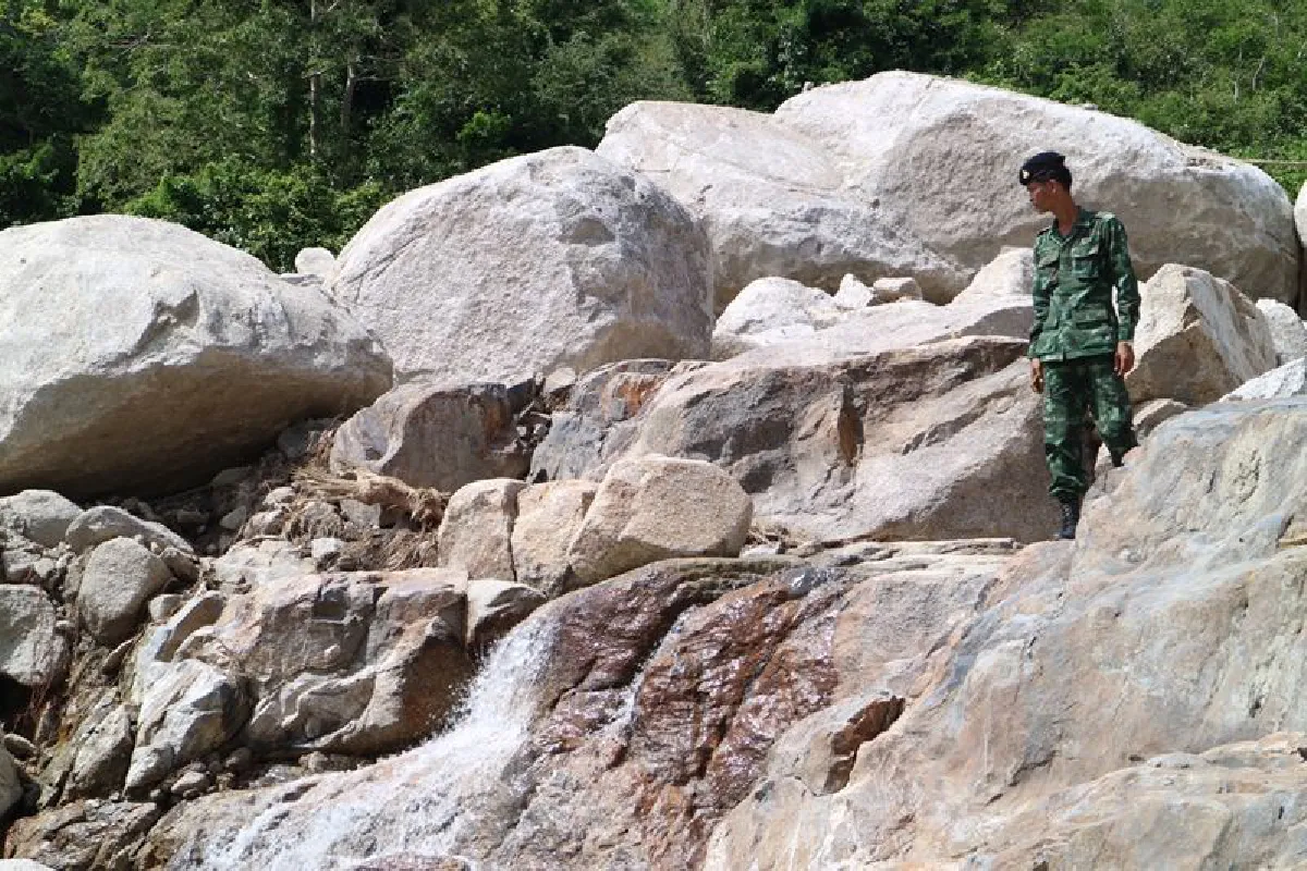 ทับสะแกเจอหินถล่มห้ามคนเซลฟี่ไม่ปลอดภัย