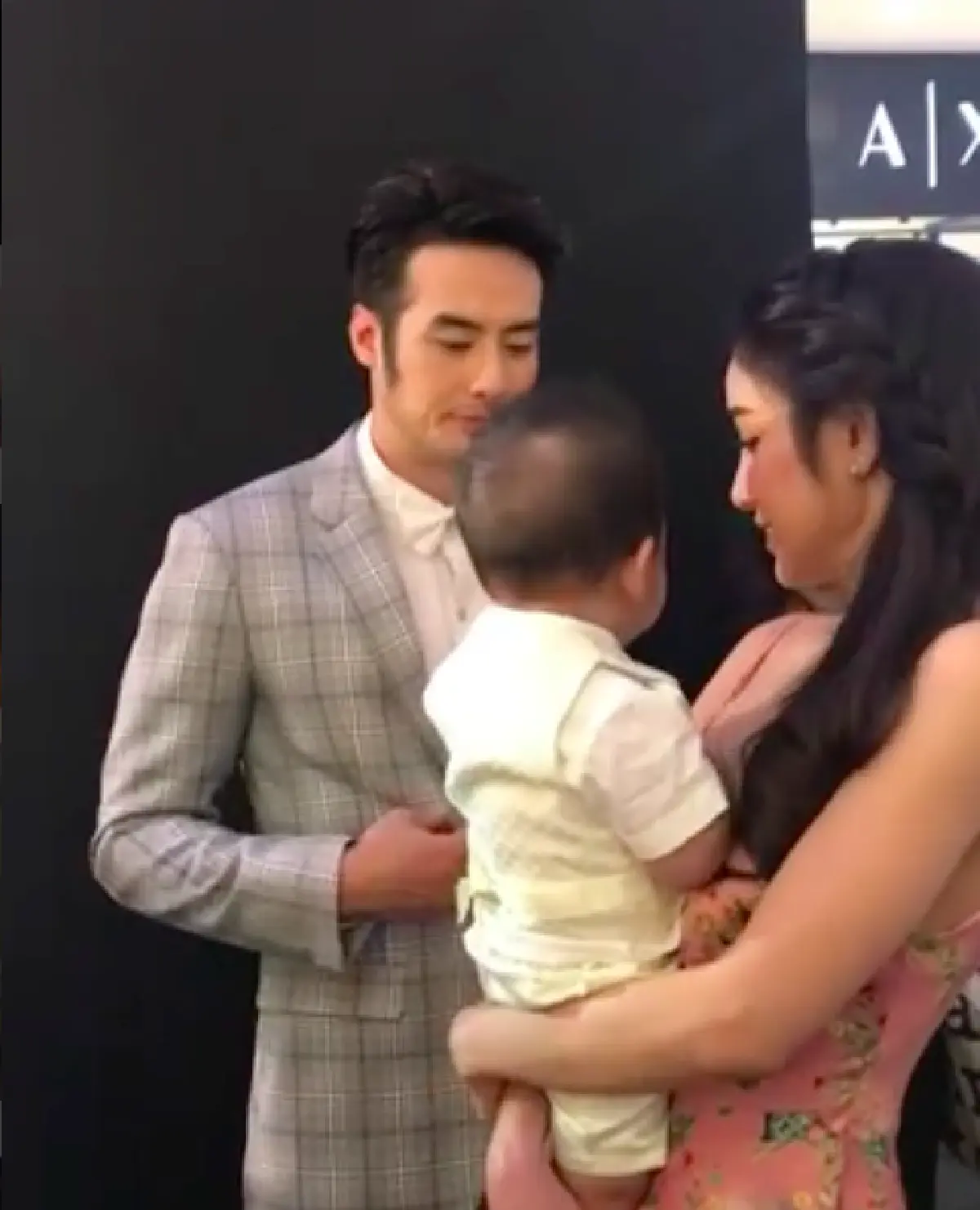 ส่องปฏิกิริยา "น้องเรซซิ่ง” เมื่อ "บอย ปกรณ์" ขออุ้ม