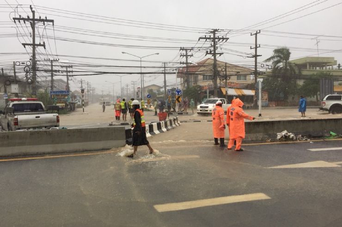 ฝนถล่มหัวหินน้ำท่วมตัวเมืองแนะเลี่ยงใช้บายพาส ฝนถล่มหัวหินน้ำท่วมตัวเมืองแนะเลี่ยงใช้บายพาส
