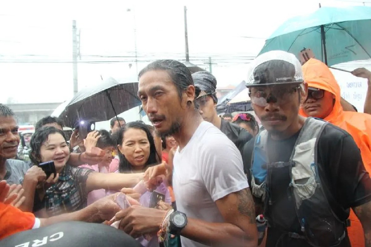 "ตูน บอดี้สแลม"วิ่งฝ่าฝนที่ชุมพรรับเงินบริจาคช่วย11ร.พ.