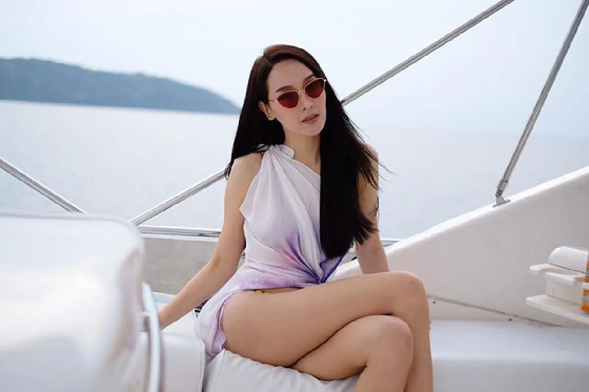 ขาวกระแทกตา! โม จิรัชยา นุ่งบิกินี่อวดหุ่นสวยเป๊ะบนเรือยอร์ช