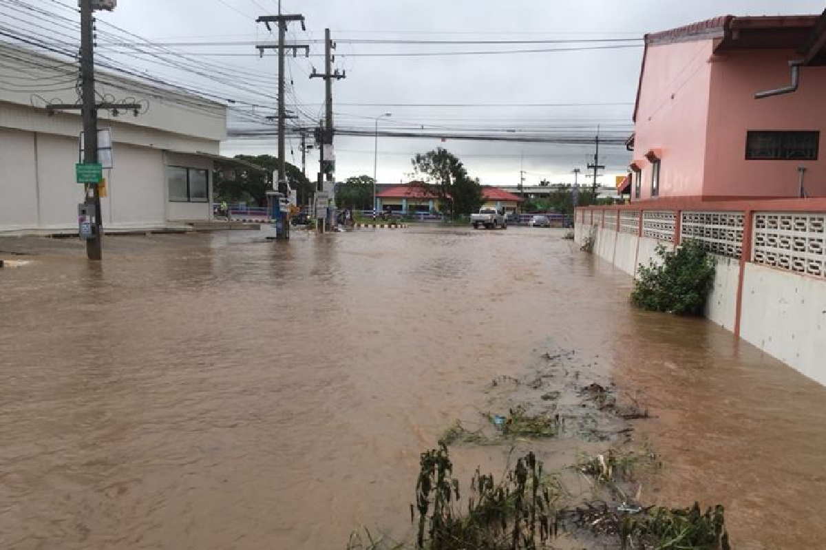 ฝนถล่มประจวบฯ-3อำเภอเฝ้าระวังน้ำท่วมขัง ฝนถล่มประจวบฯ-3อำเภอเฝ้าระวังน้ำท่วมขัง