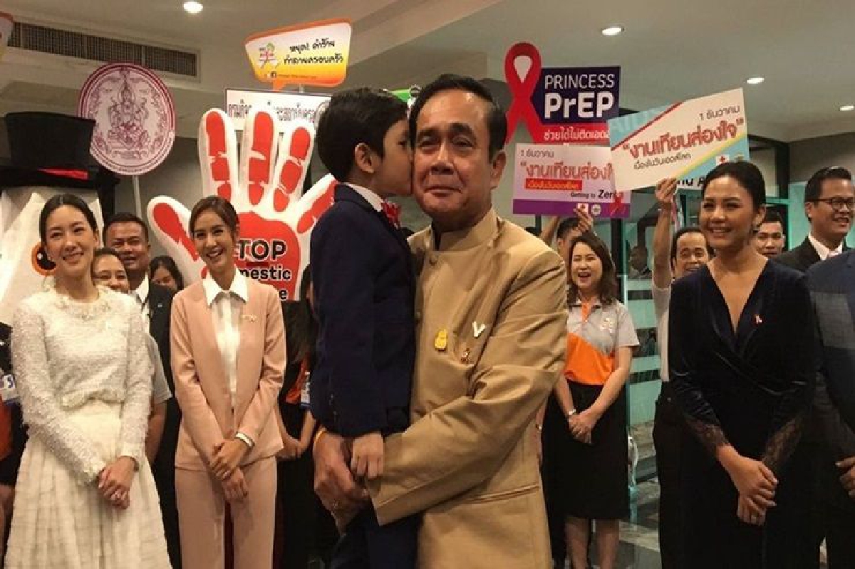 "น้องซีจี"เชียร์"ลุงตู่"อยู่นาน ๆ "น้องซีจี"เชียร์"ลุงตู่"อยู่นาน ๆ