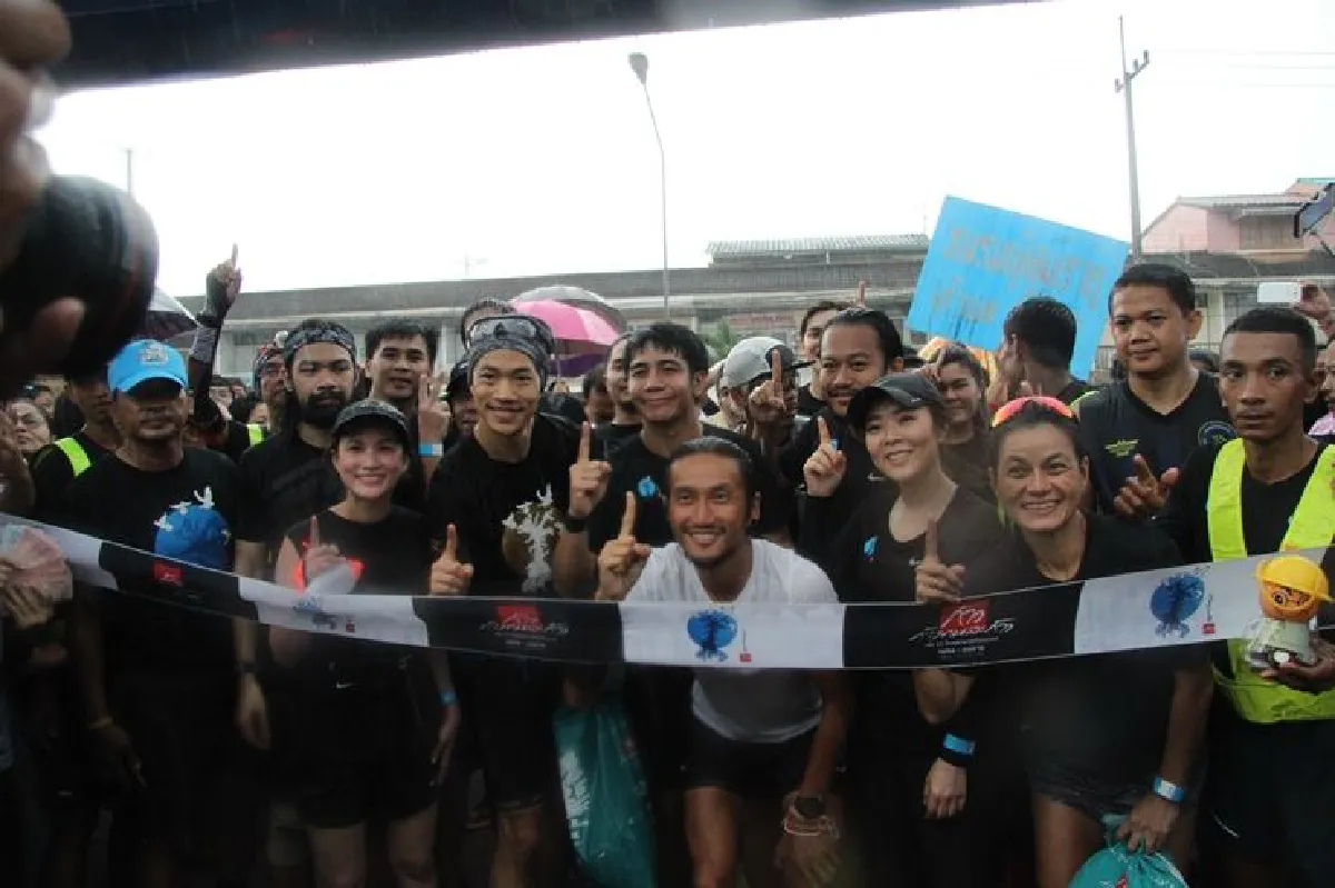 "ตูน บอดี้สแลม"วิ่งฝ่าฝนที่ชุมพรรับเงินบริจาคช่วย11ร.พ.