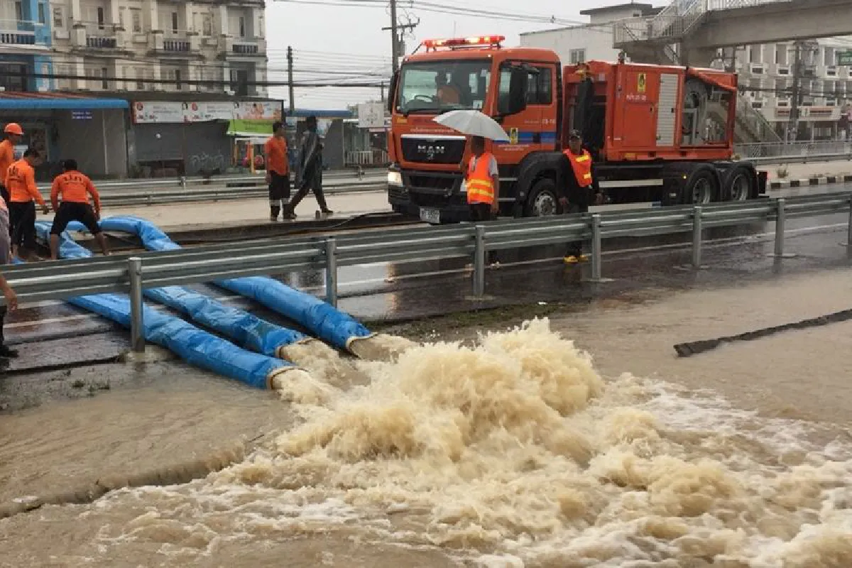 ฝนถล่มหัวหินน้ำท่วมตัวเมืองแนะเลี่ยงใช้บายพาส