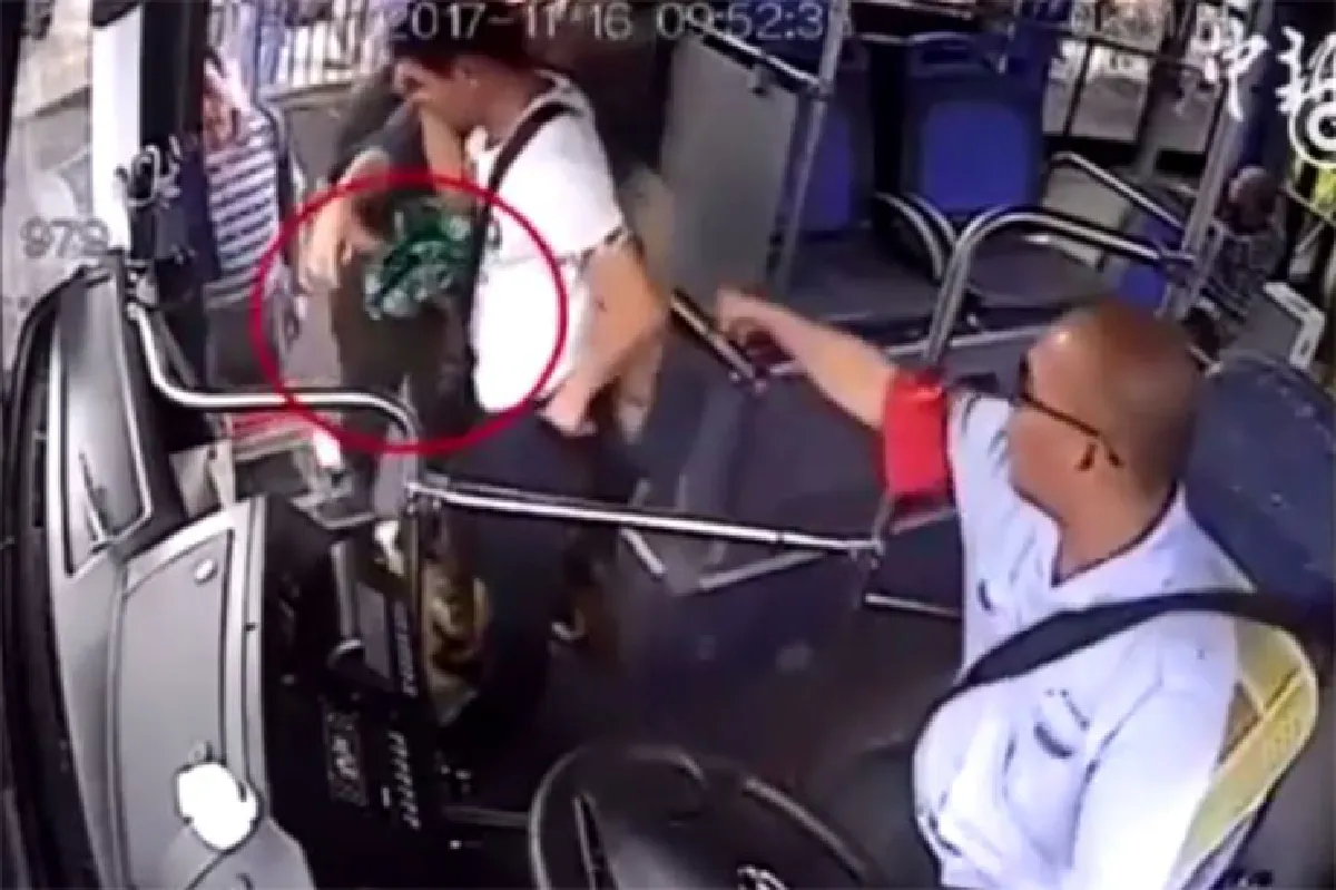 สายตาเฉียบคม! คนขับรถเมล์จีนตาไว จับขโมย “เนียน” ฉกมือถือผู้โดยสารได้