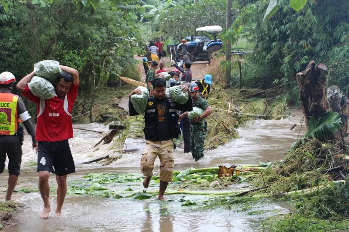 เจ้าหน้าที่ช่วยเหลือชาวบ้านขนของเจอน้ำป่าซัดถนนขาด