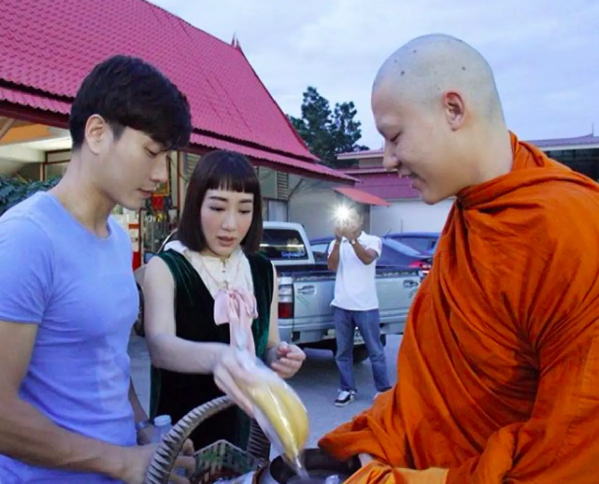 อิ่มบุญ "คิมเบอร์ลี" ทำบุญตักบาตร "พระหมาก” หลังออกบิณฑบาตรวันแรก