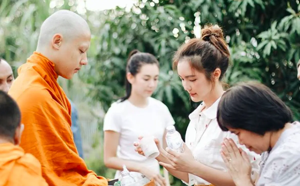 อิ่มบุญ "คิมเบอร์ลี" ทำบุญตักบาตร "พระหมาก” หลังออกบิณฑบาตรวันแรก