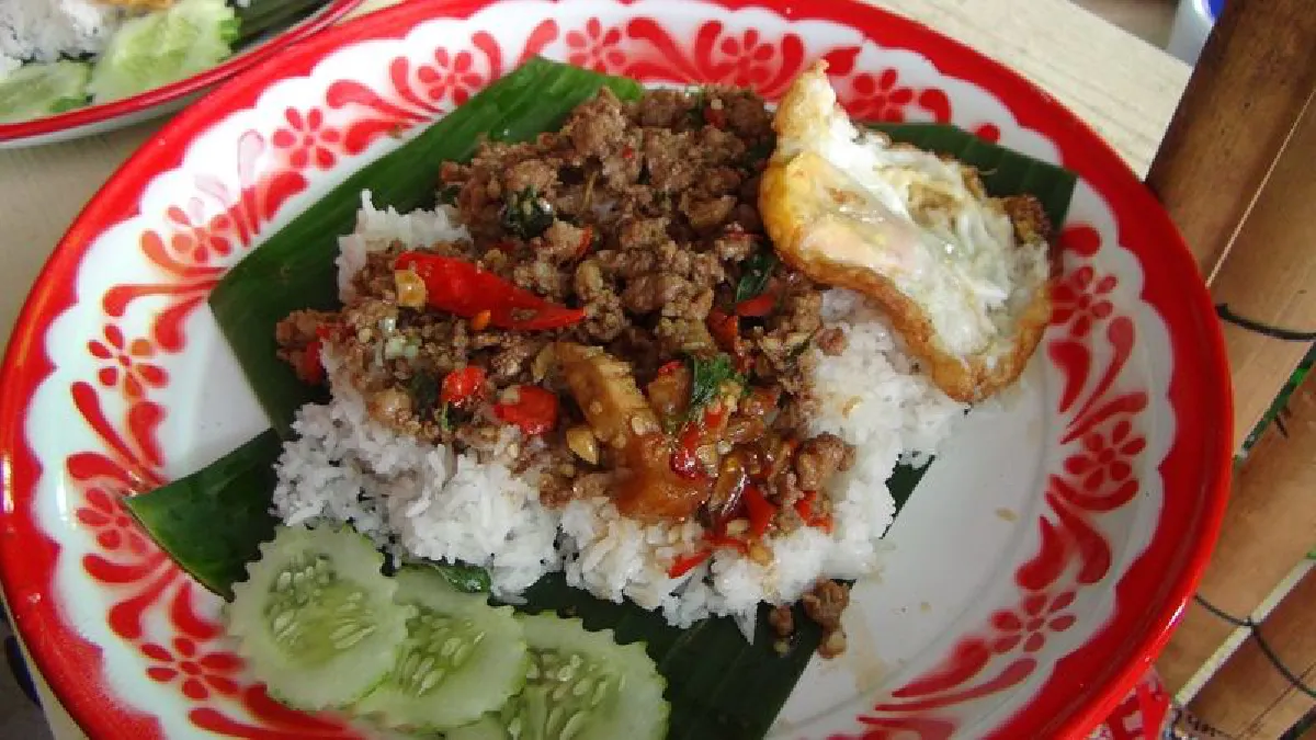 อาหารตามสั่งขายดีต้องมีกิมมิค"ข้าวกระเพราถาดยักษ์"